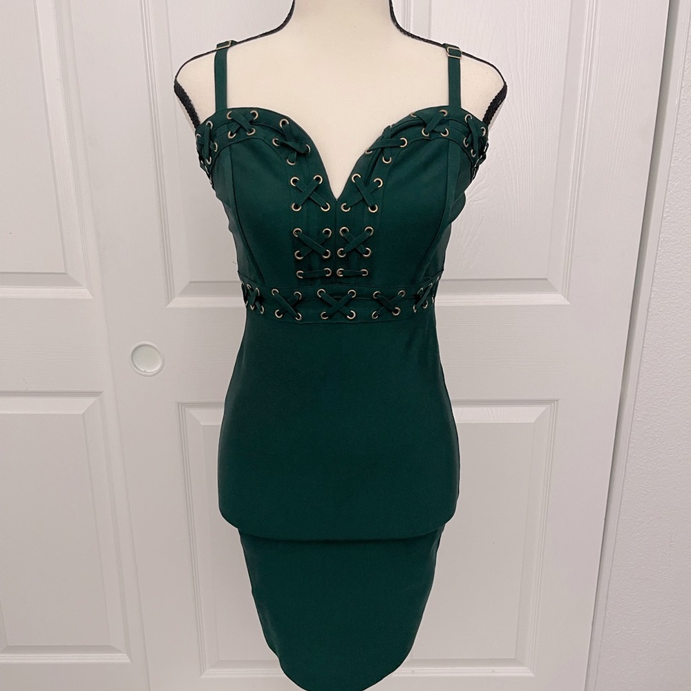 Fashion Nova bandage dress. More of a hunter green dress. Very elegant.